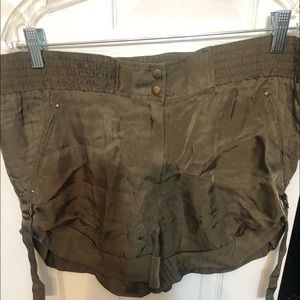 Diane Von Furstenberg DVF size 6 vintage green silk cargo shorts elastic waist